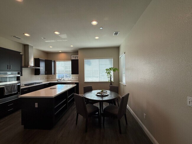 Building Photo - Upgraded single story home in Manteca!