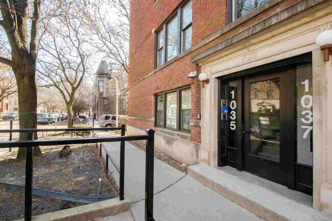 Building Photo - 1039 W Byron St
