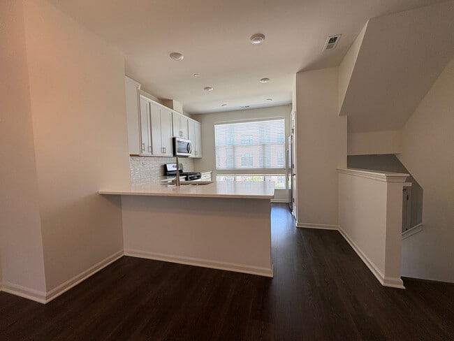 Building Photo - 2232 Venture Dr