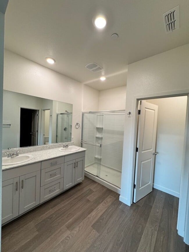 Building Photo - Beautiful 4-Bedroom Home in the Wyndham Es...