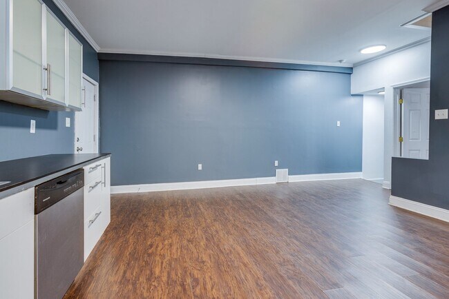 Building Photo - Available NOW - Spacious 6 Bedroom, 2 FULL Bath Home Located in South Side Slopes!