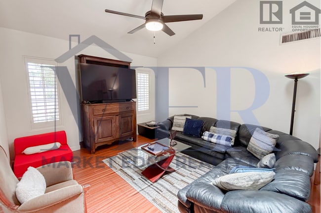 Building Photo - 3Bed/2Bath Furnished Home w/Stunning Backy...