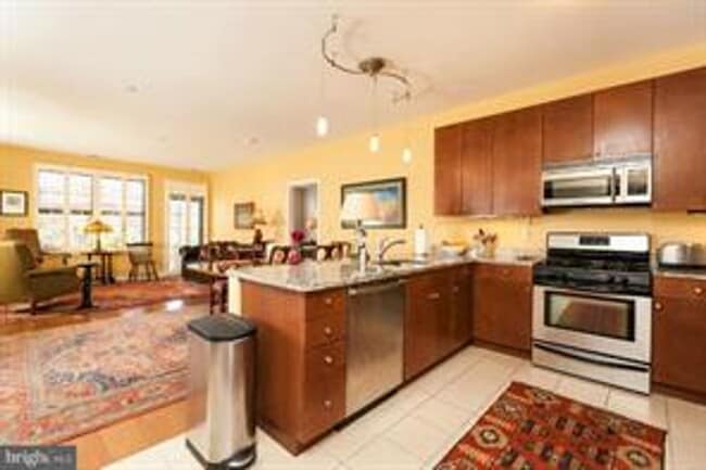 Building Photo - 2026/2027 Gorgeous Village Lofts 2bd plus ...