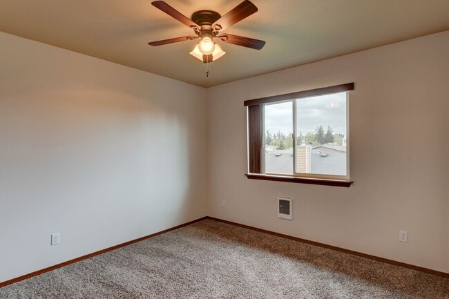 Building Photo - Conveniently Located 3 Bedroom Townhouse