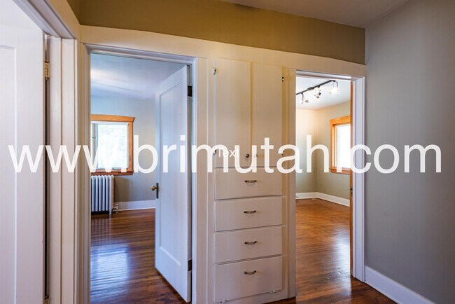 Building Photo - 1475 E Michigan Ave