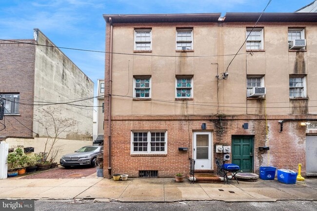 Building Photo - 904 S Delhi St