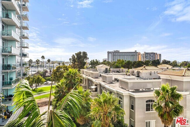 Building Photo - 13700 Marina Pointe Dr