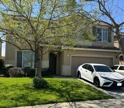 Building Photo - BEAUTIFUL TWO STORY 5 BEDROOM 3 BATH MERCE...