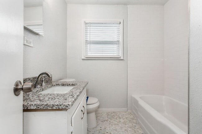 Building Photo - Updated 3 Bedroom, 1 Bath Home in Casa View