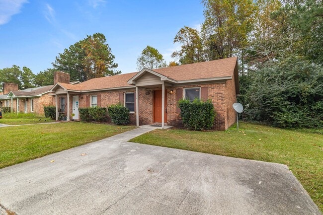 Building Photo - Newly renovated 2 bedroom 1 bathroom duplex