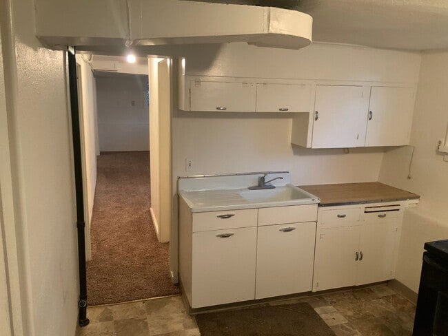 Building Photo - Great 1 Bedroom Apartment Near Downtown