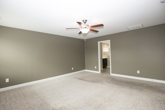 Building Photo - Spacious 3-Bed, 2.5-Bath Modern Home w/ 3-Car Garage in Highcroft – Close to Fort Bragg!