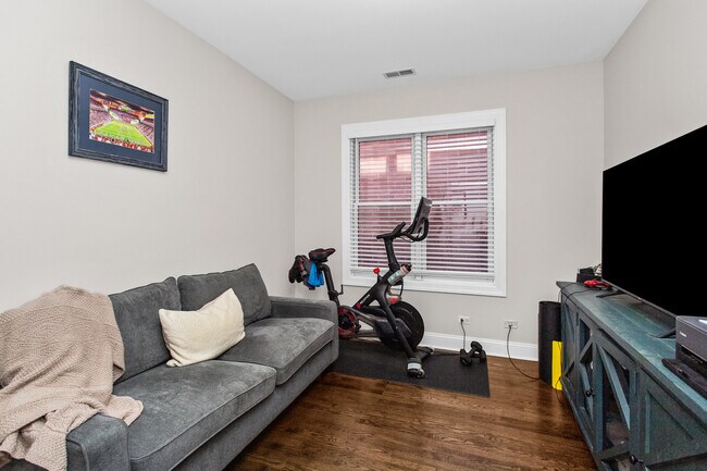 Building Photo - 3928 N Greenview Ave