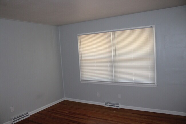 Building Photo - Spacious 3 Bedroom and 1 full bath home in...