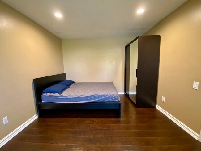 Building Photo - 2 Bed, 1 Bath Condo with a view of the hills!