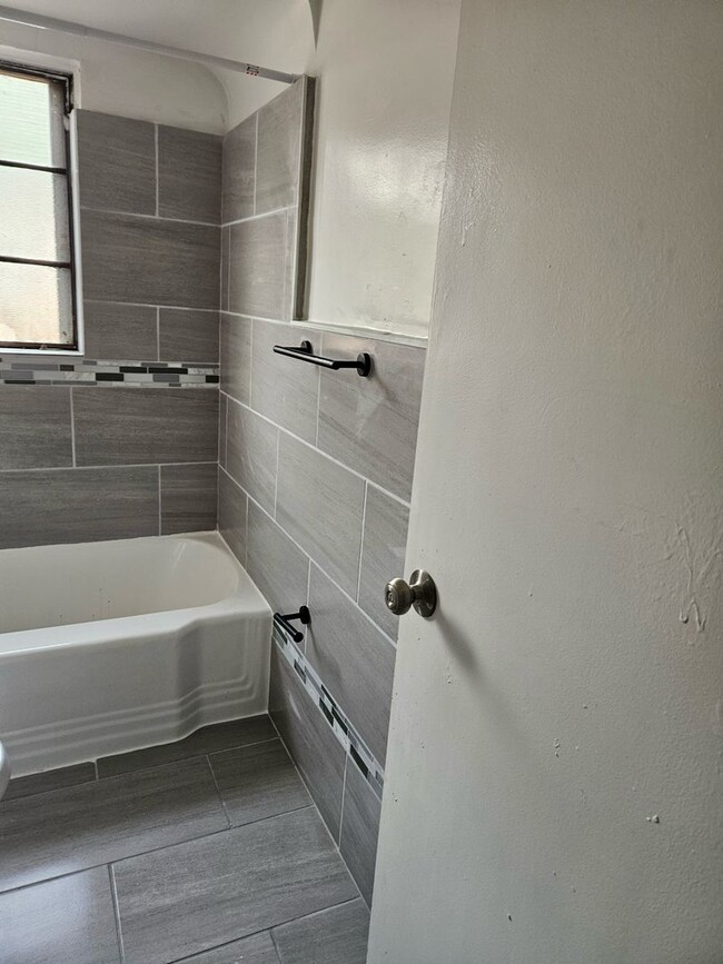 Building Photo - 2 Bedroom Duplex