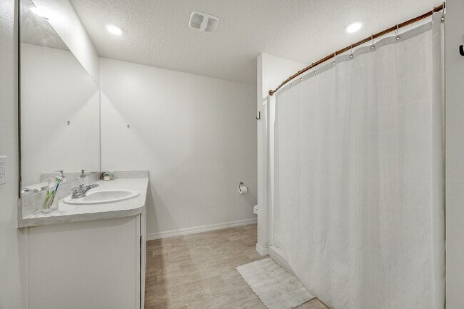 Building Photo - Bright & Spacious 3 Bedroom, 2 Bathroom Home with 2-Car Garage