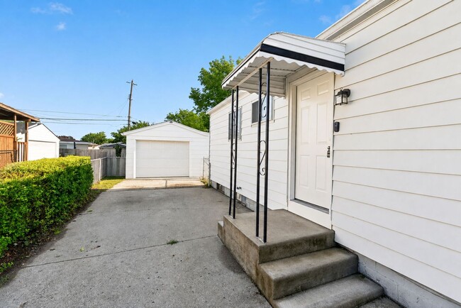 Building Photo - 2956 Valleyview Dr