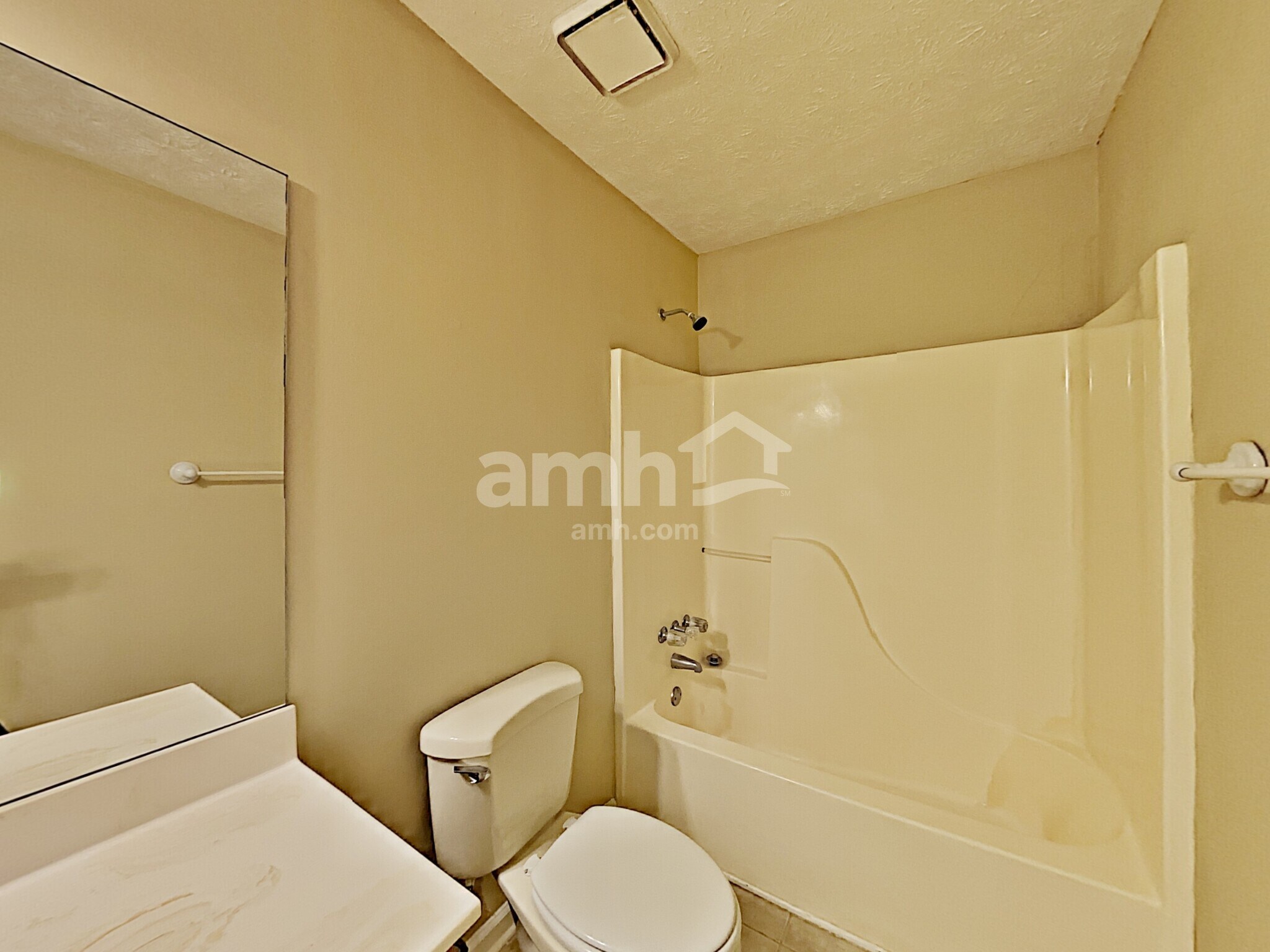 Building Photo - 2044 Lakeland Dr