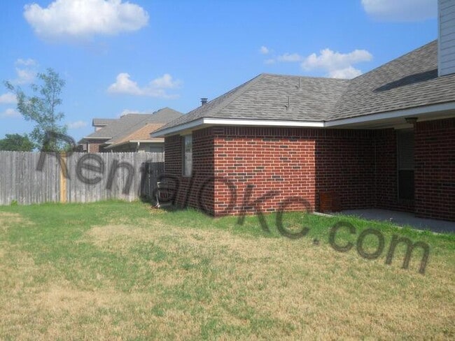 Building Photo - 3 Bed 2 Bath + Office in Moore School dist...
