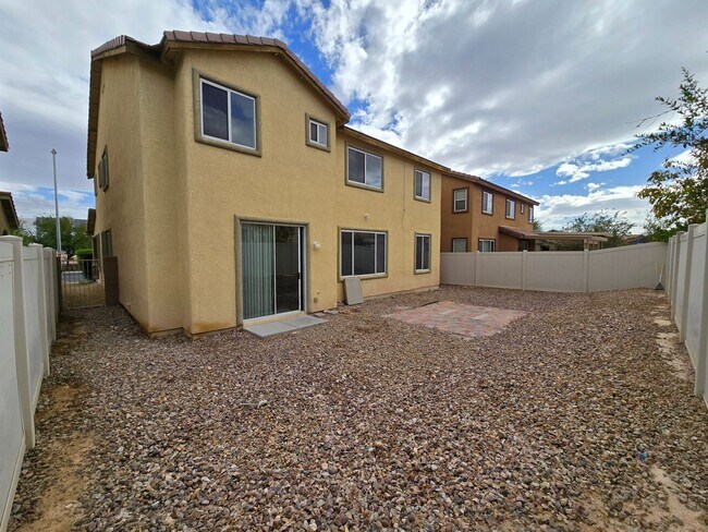 Building Photo - 4 BED, 2 1/2 BATH, 2 STORY HOME!!