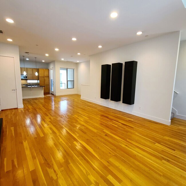 Building Photo - Spacious 3-Story Townhouse With Rooftop De...