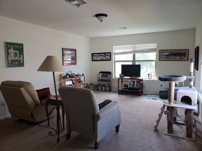 Large bonus room at top of staircase - 1824 Bayland St