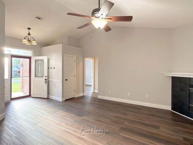 Building Photo - 2520 Southern Oaks Dr