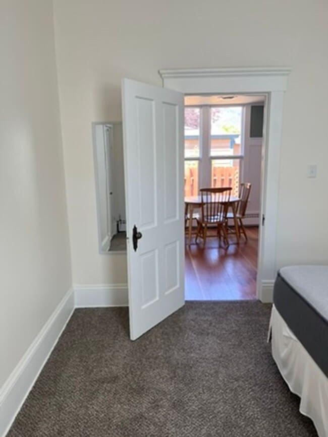Building Photo - 3 Bed 1 Bath Single Family Home Close to H...