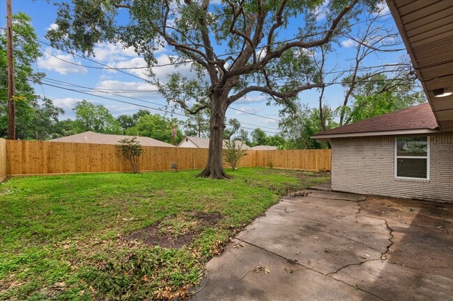Building Photo - 2214 Ansbury Dr