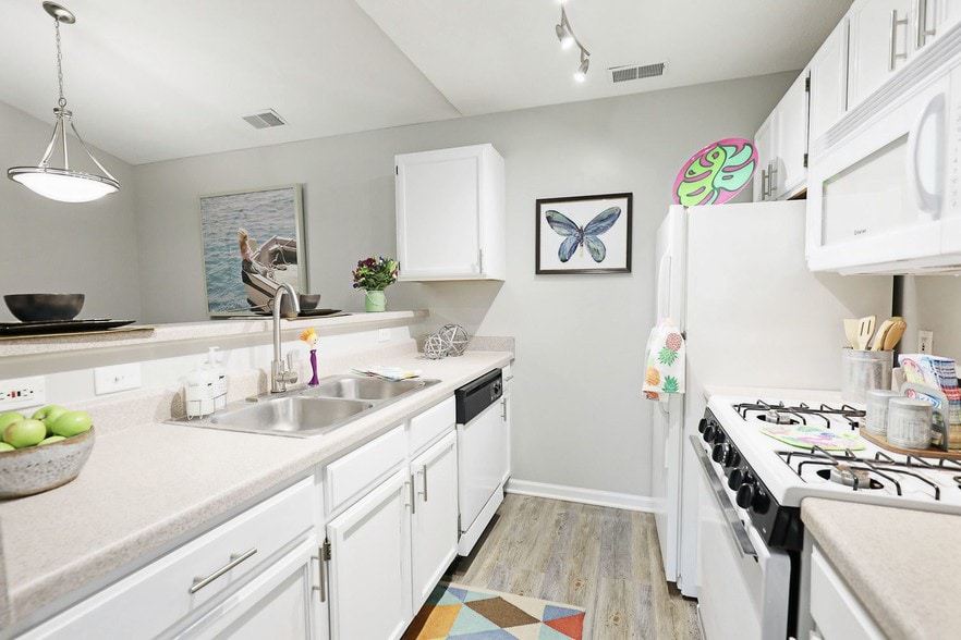 Bright, modern kitchen at Compass Pointe—where style meets everyday comfort. - Compass Pointe Apartments