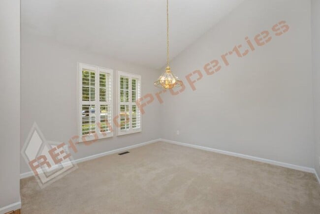 Building Photo - Lovely 4-Bedroom House w/1st FL Primary Su...