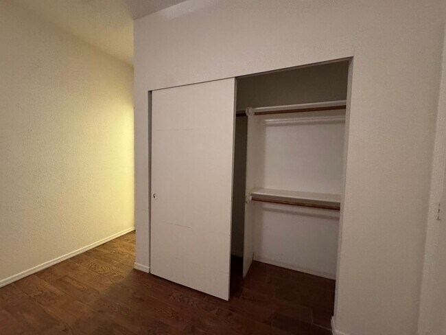 Building Photo - 2834