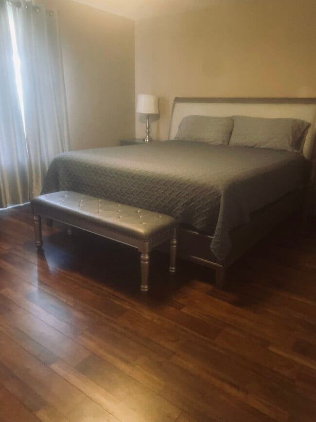 Building Photo - Move- In Ready