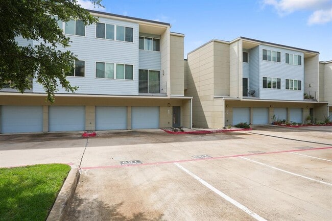 Building Photo - 604 N Bluff Dr