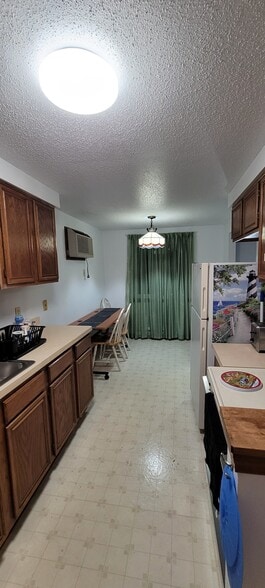 Building Photo - 2737 Alder Creek Dr S