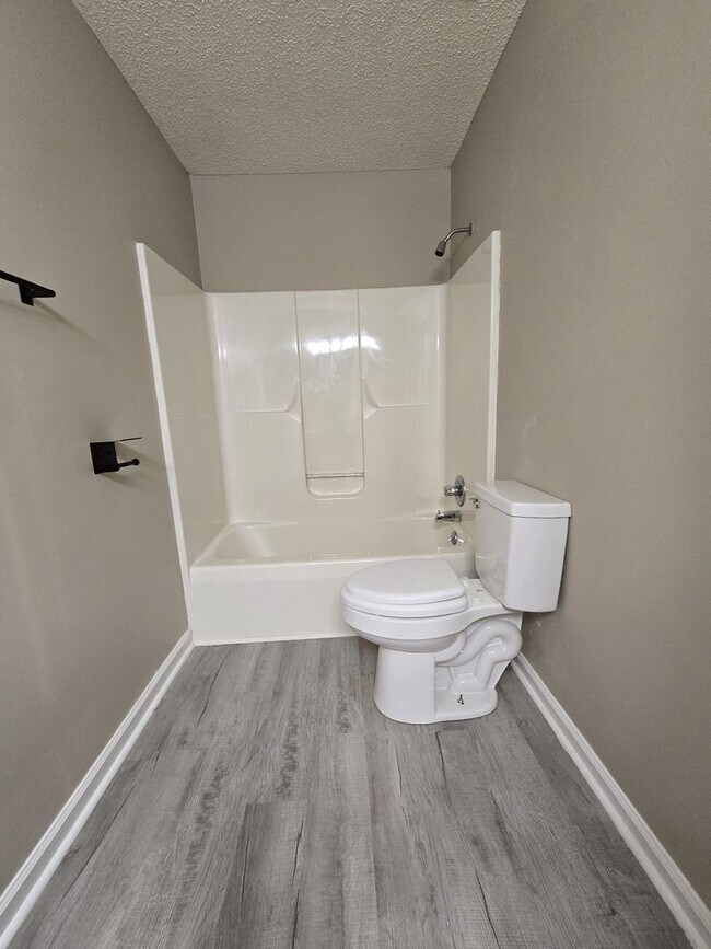 Building Photo - 3 Bedroom 2 Bathroom Home