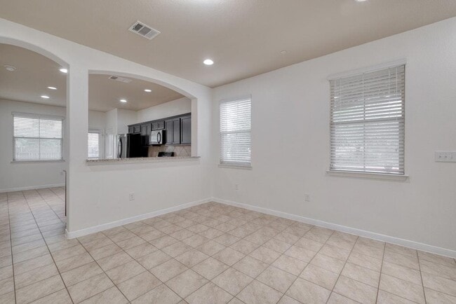 Building Photo - 2880 Donnell Dr