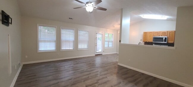 Building Photo - Available now 3 bed/2bath ranch Fenced in ...