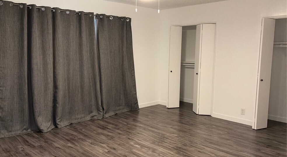 One of the two large bedrooms. Closet is the entire wall - 2346 Kerwood Ave