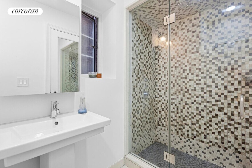 Building Photo - 59 E 75th St