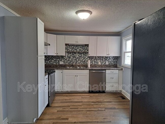 Building Photo - 718 Woodvale Ave