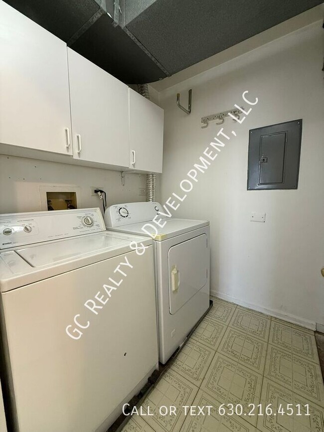 Building Photo - 671 W Streamwood Blvd