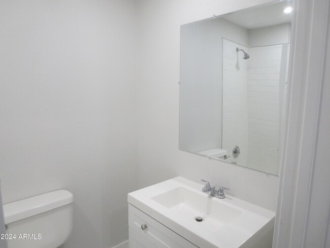 Building Photo - 1450 E Bethany Home Rd