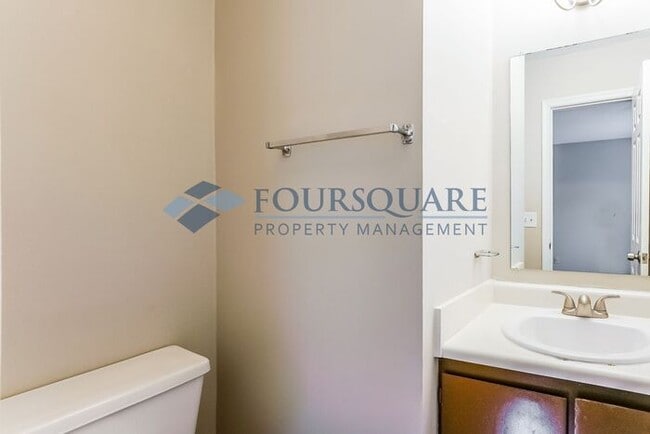 Building Photo - Inviting 2-Bed Townhome with Front Porch, Private Parking  & Storage