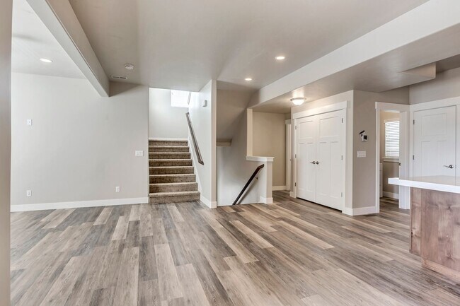 Building Photo - Gorgeous 3 Bed Townhome - Provo's Southeast Bench
