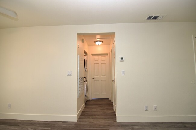 Building Photo - Lovely 2nd Floor, 1 Bed, 1 Bath Condo Next...