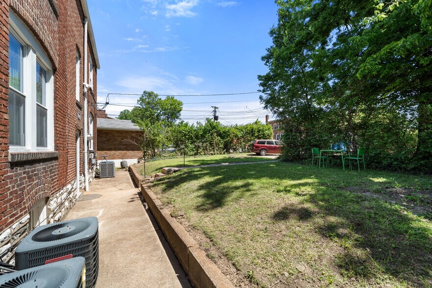 Building Photo - 1030 Commodore Dr