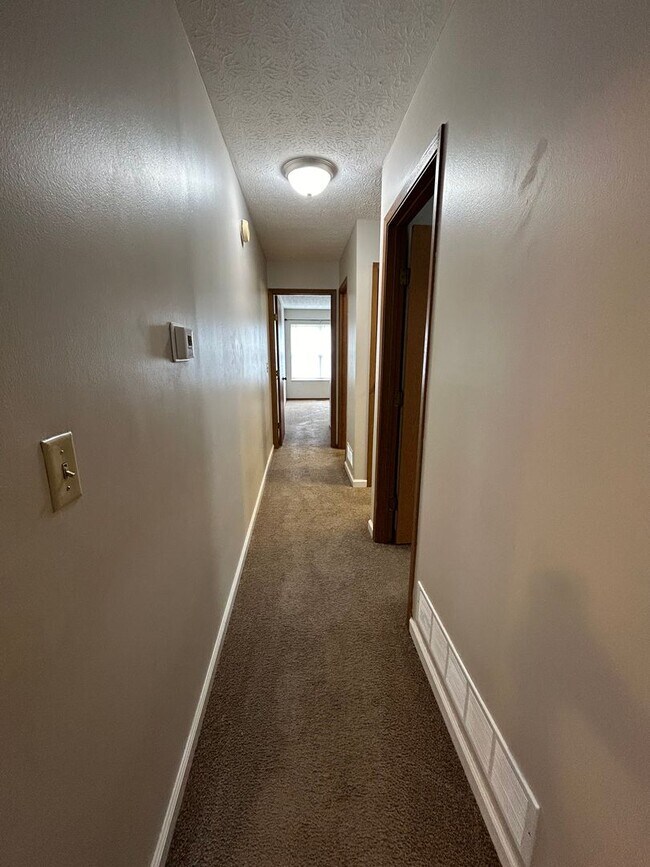 Building Photo - Beautiful 3 Bedroom Duplex with Garage and Full Basement