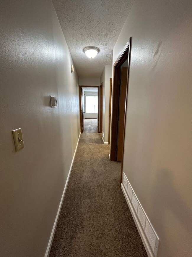 Building Photo - Beautiful 3 Bedroom Duplex with Garage and...